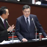 Premier Cho Jung-tai's 'private charter' departure from Songshan Air Base to watch baseball in Tokyo has put the military in an awkward position. Photo shows Premier Cho and Defense Minister Ku Li-hsiung at a Legislative Yuan briefing. (Photo by Chen Pin- Premier Cho Jung-tai's 'private charter' departure from Songshan Air Base to watch baseball in Tokyo has put the military in an awkward position. Photo shows Premier Cho and Defense Minister Ku Li-hsiung at a Legislative Yuan briefing. (Photo by Chen Pin-