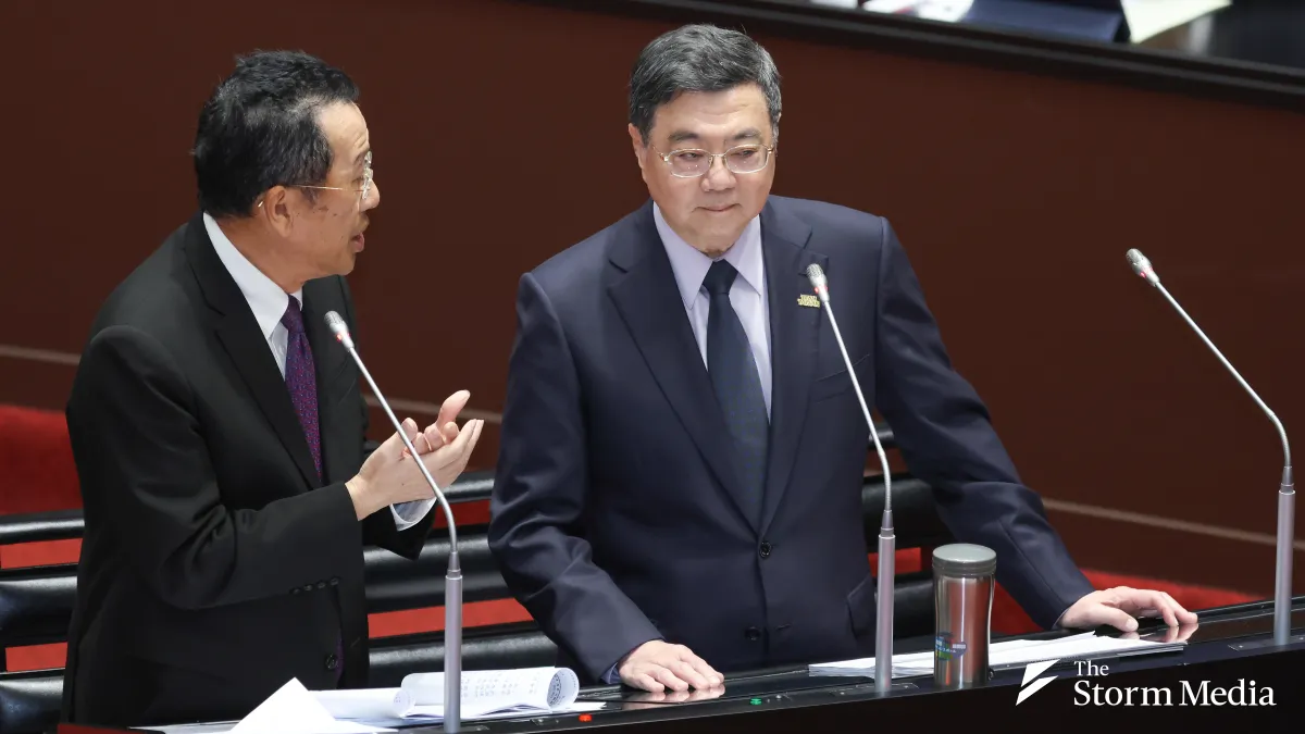 Premier Cho Jung-tai's 'private charter' departure from Songshan Air Base to watch baseball in Tokyo has put the military in an awkward position. Photo shows Premier Cho and Defense Minister Ku Li-hsiung at a Legislative Yuan briefing. (Photo by Chen Pin-