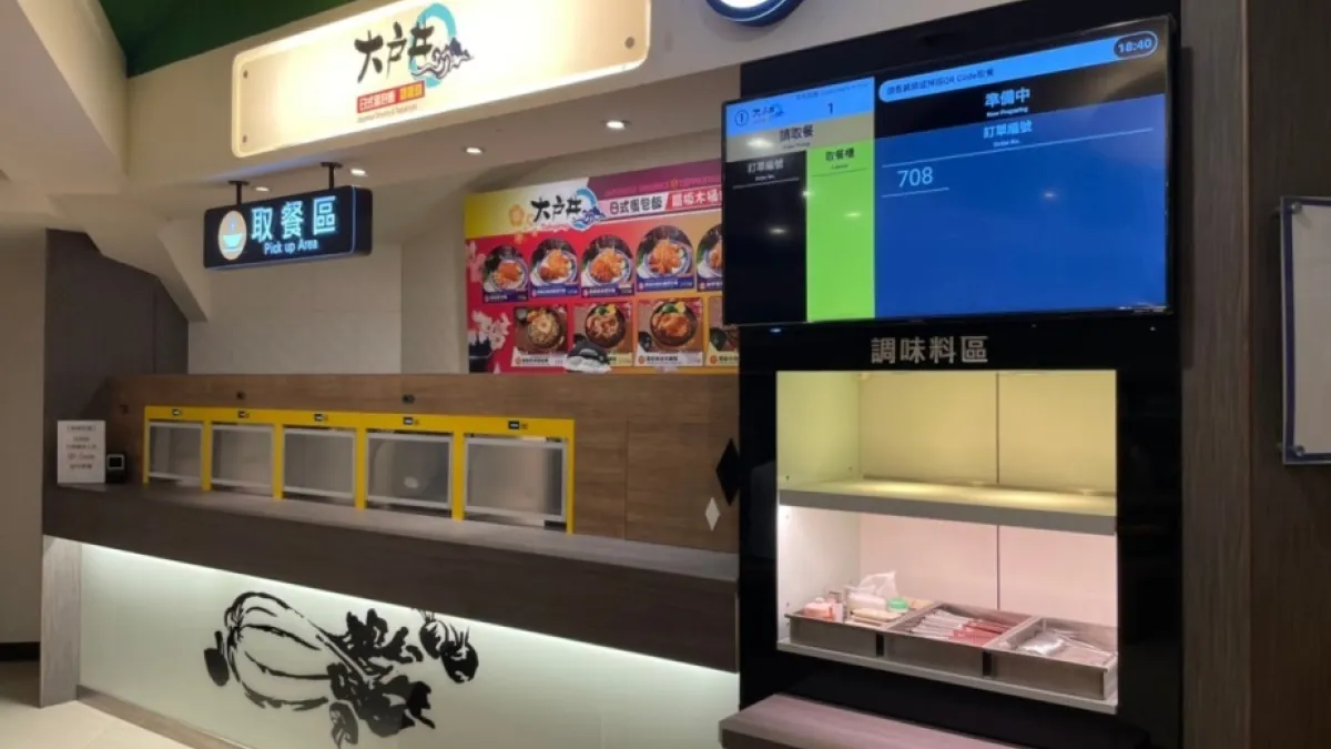 自助取餐櫃用於美食廣場。(圖/鴻智互動的電小二智慧點餐系統提供)