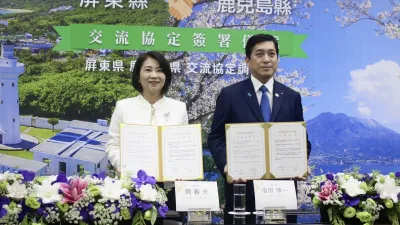 屏東縣長周春米與日本鹿兒島縣知事塩田康一簽署交流協定。(圖/屏東縣政府提供)
