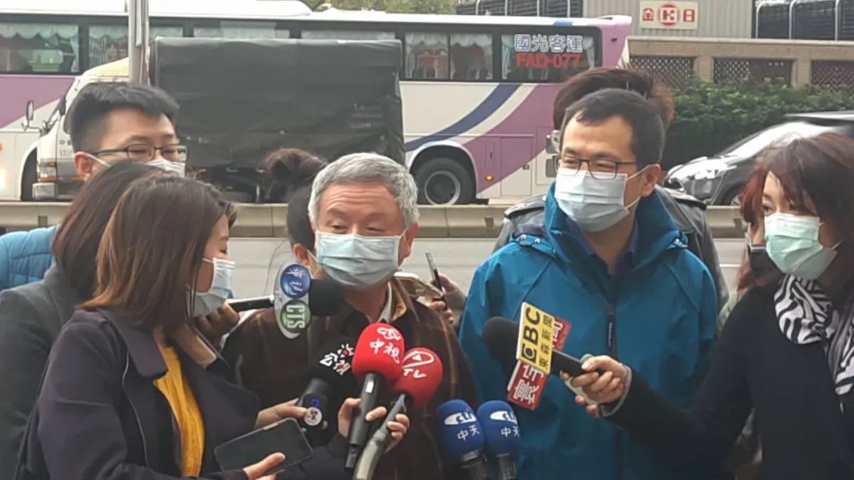 前衛生署長楊志良(左二)、台北市議員羅智強(左三)6日接受媒體訪問,並談及萊豬議題。(羅智強辦公室提供)
