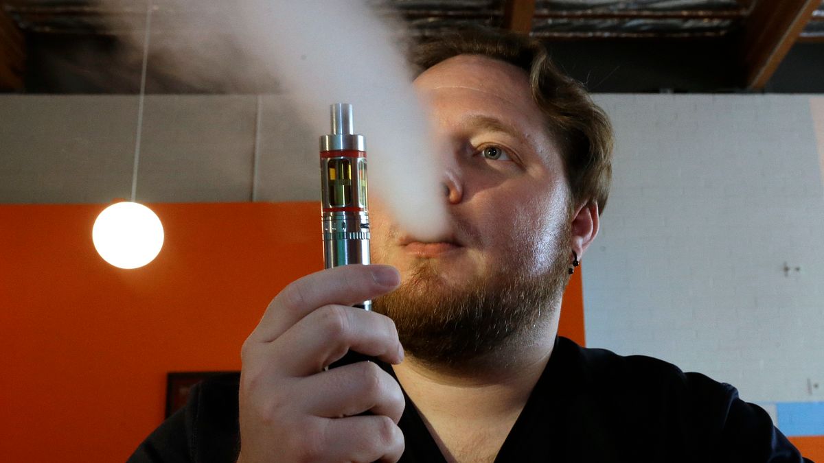 加州擴大菸害防治法,將法定吸菸年齡提高至21歲。(圖/美聯社) 加州擴大菸害防治法,將法定吸菸年齡提高至21歲。(圖/美聯社)