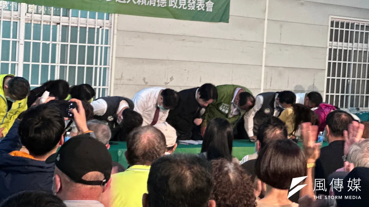 針對台南市近期發生的黑金疑雲,副總統賴清德要求在場的所有黨公職,包含台南市長黃偉哲、台南6名立委以及在場議員們,對台下的黨員鞠躬道歉。(蔡宜彣攝)