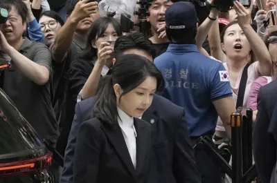 2025年8月6日,韓國前總統夫人金建希,因涉嫌炒股、介選和收賄等指控,前往首爾特別檢察官辦公室接受訊問。(美聯社)