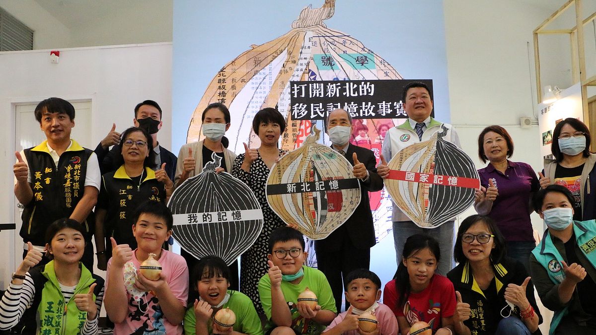 新北市文化局局長龔雅雯(左五)、新北文化記憶庫資材提供者代表張則周教授(左六)、大觀國小小朋友及與會的貴賓合影 。(圖/新北市文化局提供) 新北市文化局局長龔雅雯(左五)、新北文化記憶庫資材提供者代表張則周教授(左六)、大觀國小小朋友及與會的貴賓合影 。(圖/新北市文化局提供)