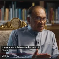 マレーシアのアンワル首相がアルジャジーラの単独インタビューに応じ、「一つの中国」原則と台湾の武力統一を巡る見解を語った。(YouTube映像のスクリーンショット) マレーシアのアンワル首相がアルジャジーラの単独インタビューに応じ、「一つの中国」原則と台湾の武力統一を巡る見解を語った。(YouTube映像のスクリーンショット)