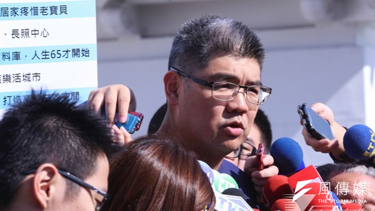 國民黨台北市長參選人連勝文17日上午接受廣播節目主持人唐湘龍專訪,表示自己和魏家兄弟在帝寶不住在同一棟,碰到機會不多。(資料照片,林韶安攝) 國民黨台北市長參選人連勝文17日上午接受廣播節目主持人唐湘龍專訪,表示自己和魏家兄弟在帝寶不住在同一棟,碰到機會不多。(資料照片,林韶安攝)