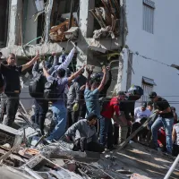 地震に見舞われたコロンビア・カリで、倒壊した建物のがれきの中を捜索する住民と救助隊員。(2026年8月10日、写真/AP通信) 地震に見舞われたコロンビア・カリで、倒壊した建物のがれきの中を捜索する住民と救助隊員。(2026年8月10日、写真/AP通信)