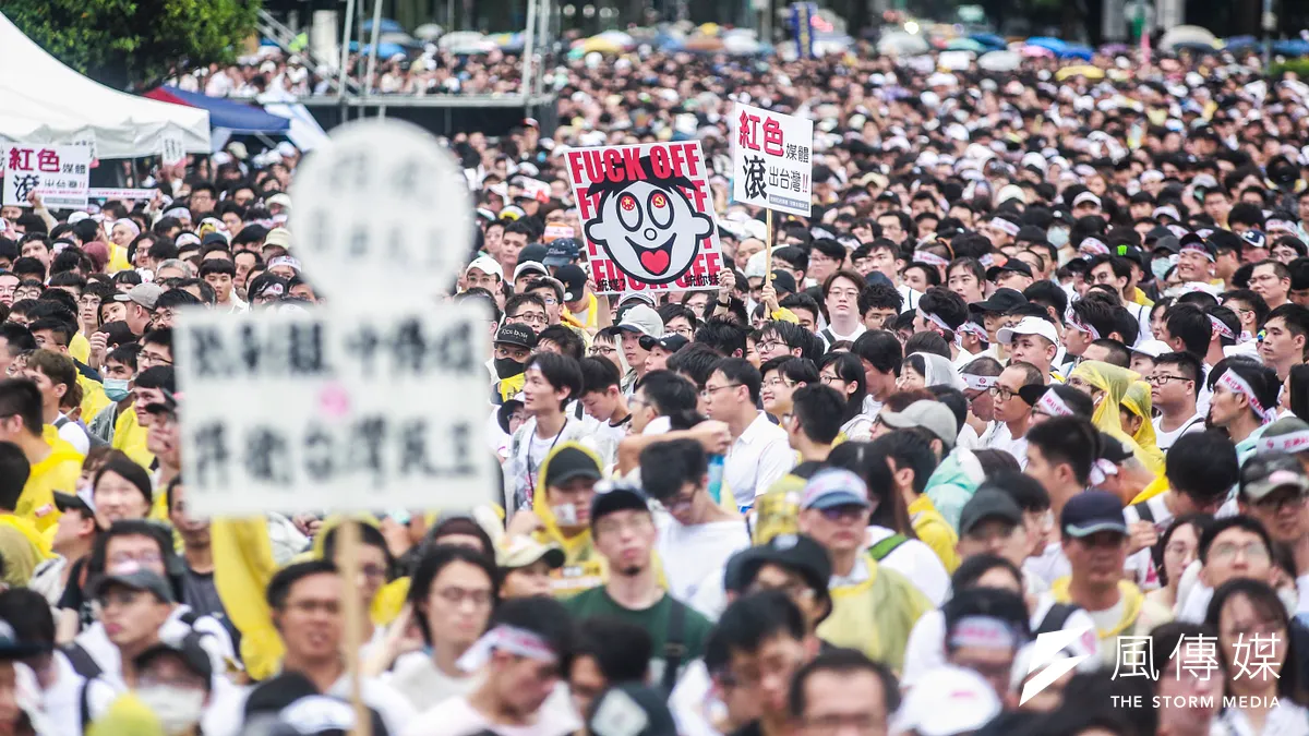 英媒《金融時報》(Financial Times)報導中國國台辦直接控制台灣媒體中國時報和中天電視。圖為立委黃國昌與館長陳之漢上月曾舉辦「拒絕紅色媒體、守護台灣民主」活動。(資料照,簡必丞攝)