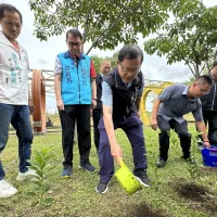 中市環保局局長攜手太平區副區長及福隆里里長等共同植樹。(圖/王秀禾攝) 中市環保局局長攜手太平區副區長及福隆里里長等共同植樹。(圖/王秀禾攝)