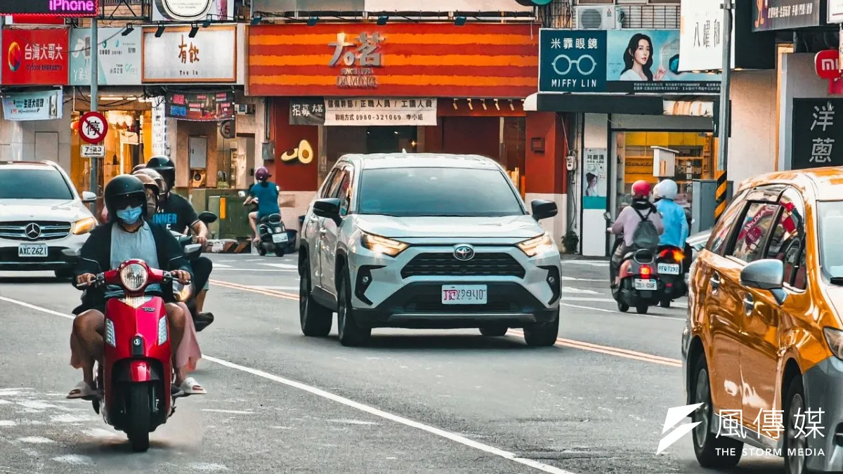 新北市交通局今天正式宣布,自7月1日起,全面開放「路邊收費機車格」供大型重型機車停放。(資料照/洪煜勛攝)