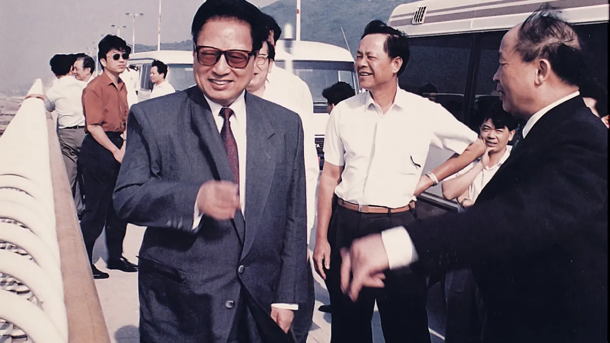 1994年中共人大常務委員會委員長喬石(左)視察海南島珠海大橋。