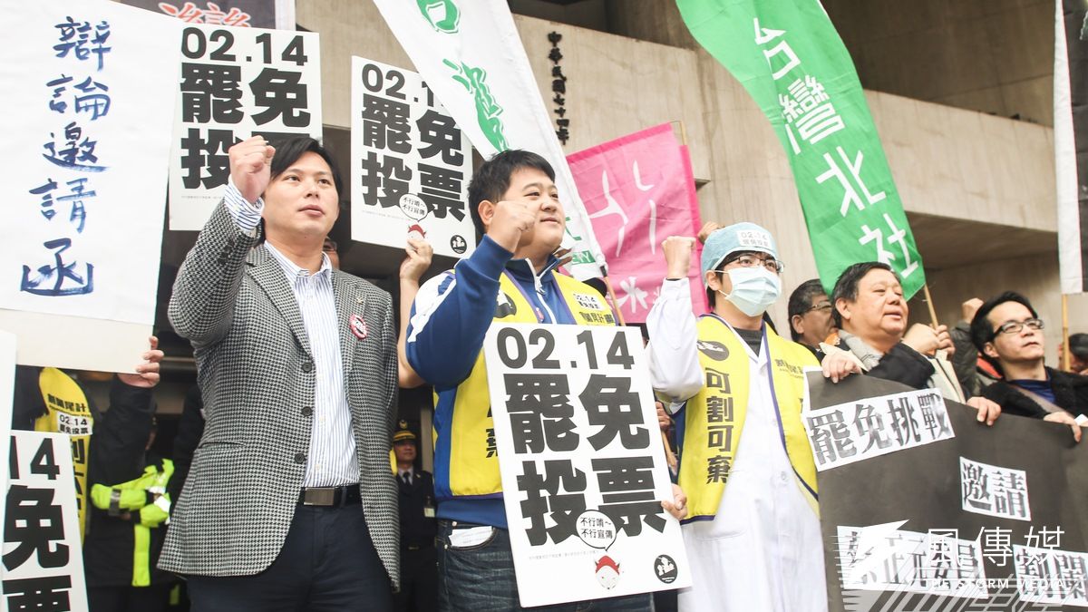 公督盟今〈4〉日在立法院前,寄出辯論邀請函給蔡正元,公開呼籲蔡正元在罷免日前出面辯論。(林韶安攝) 公督盟今〈4〉日在立法院前,寄出辯論邀請函給蔡正元,公開呼籲蔡正元在罷免日前出面辯論。(林韶安攝)
