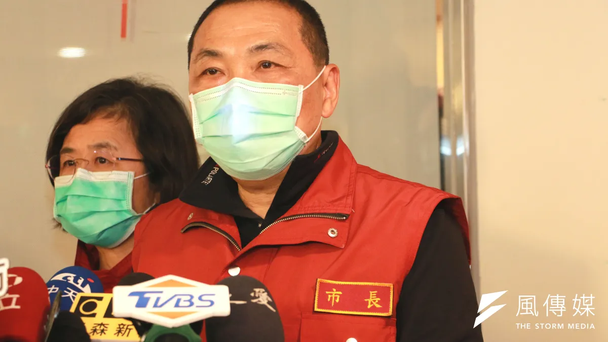 面對各種不實假消息,新北市長侯友宜表示,請勿散佈假消息打擊第一線防疫人員的信心,敵人從頭到尾就是病毒。(圖/李梅瑛)