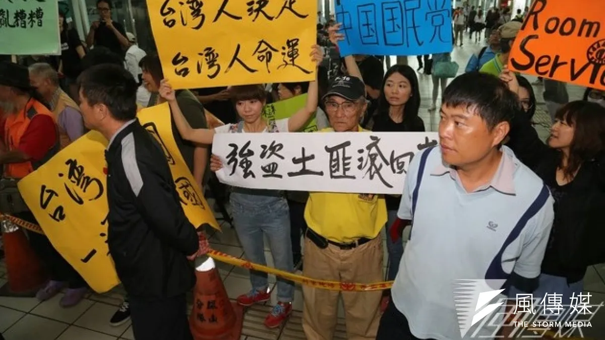 張志軍今天(27日)到高雄,抗議民眾如影隨形,一早在高鐵左營站就爆發激烈的警民衝突。(吳逸驊攝)