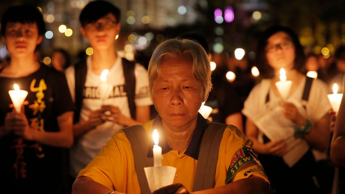 香港支聯會4日在維多利亞公園舉行燭光晚會,悼念六四天安門事件27周年(美聯社) 香港支聯會4日在維多利亞公園舉行燭光晚會,悼念六四天安門事件27周年(美聯社)