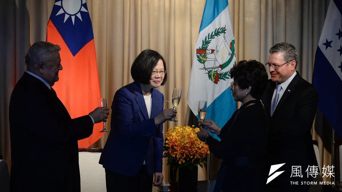 酒是重要外交武器,什麼場合用什麼酒,除了凸顯該國文化底蘊,通常也藏著外交密碼。圖為中美洲獨立197周年紀念酒會,時任總統蔡英文(左二)與各國大使敬酒。(甘岱民攝)