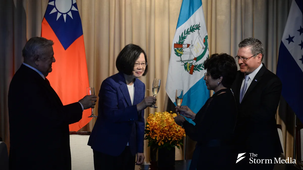Wine is an important diplomatic weapon. What wine to use on what occasion not only highlights a country's cultural depth but usually also contains diplomatic codes. The image shows the 197th anniversary celebration of Central American independence, with t