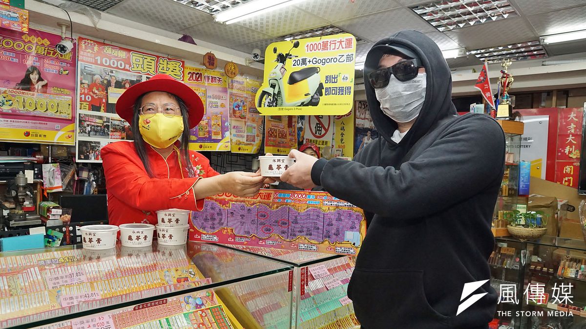 購買台彩刮刮樂幸運刮中100萬大獎的幸運兒7日在台北飛來富二六八彩券行現身,老闆娘致贈龜苓膏給在醫療單位工作的得獎者。(盧逸峰攝) 購買台彩刮刮樂幸運刮中100萬大獎的幸運兒7日在台北飛來富二六八彩券行現身,老闆娘致贈龜苓膏給在醫療單位工作的得獎者。(盧逸峰攝)