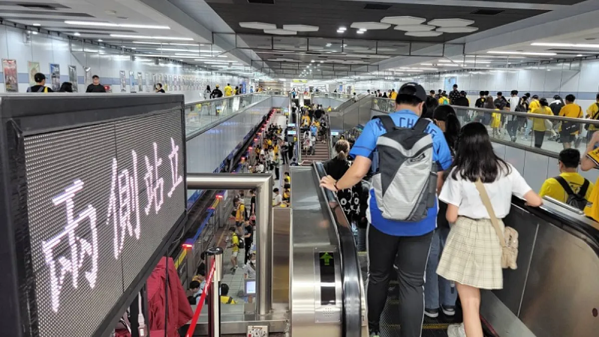 臺北捷運加強宣導電扶梯兩側皆可站立。(北捷官網)