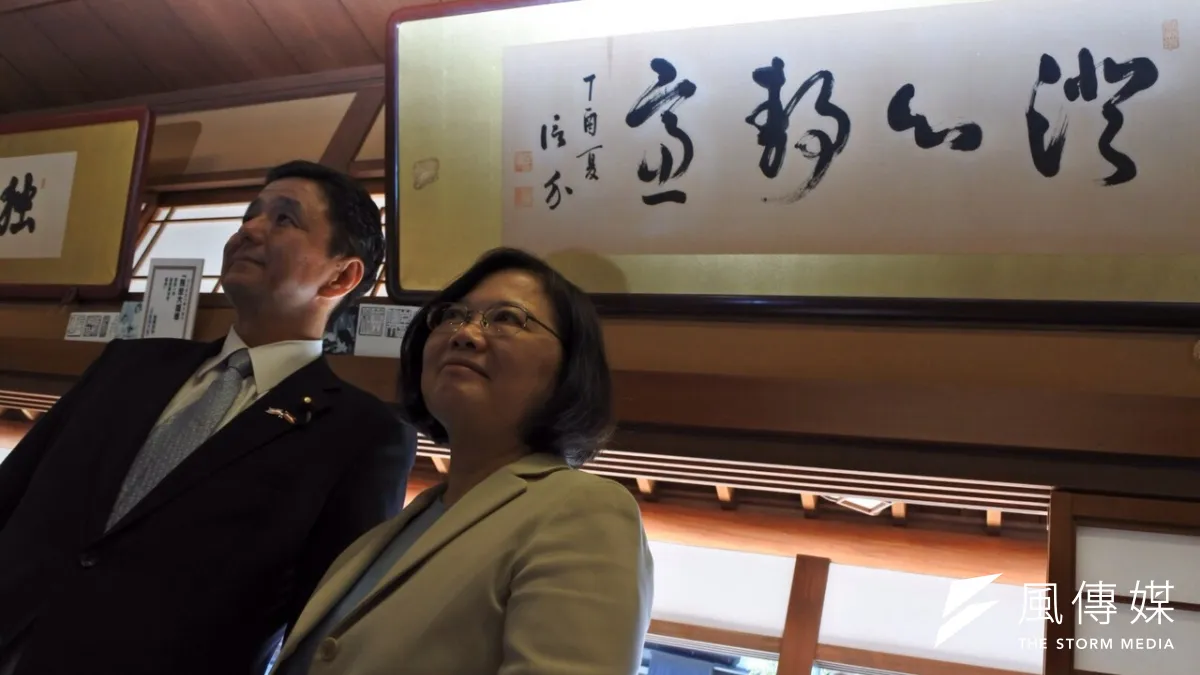 日本首相安倍晉三胞弟岸信夫(左)今日來台,下午步入民進黨中央黨部,與準總統蔡英文閉門會談。(資料照,顏振凱攝)