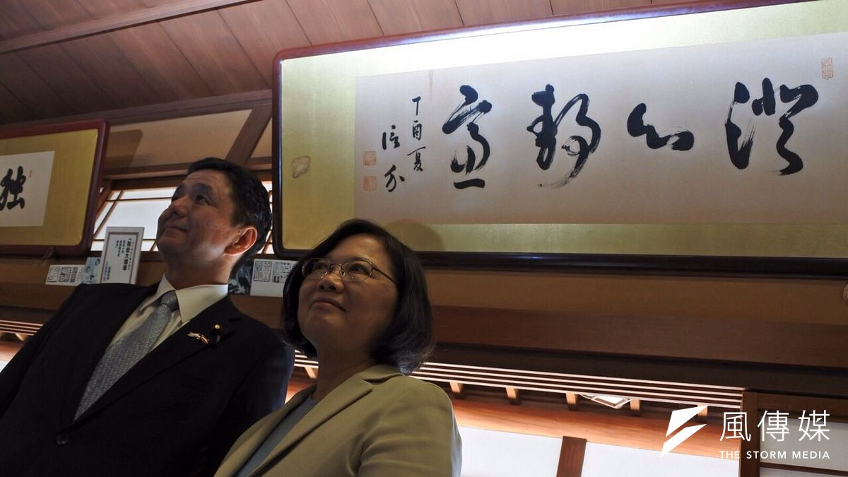 日本首相安倍晉三胞弟岸信夫(左)今日來台,下午步入民進黨中央黨部,與準總統蔡英文閉門會談。(資料照,顏振凱攝) 日本首相安倍晉三胞弟岸信夫(左)今日來台,下午步入民進黨中央黨部,與準總統蔡英文閉門會談。(資料照,顏振凱攝)