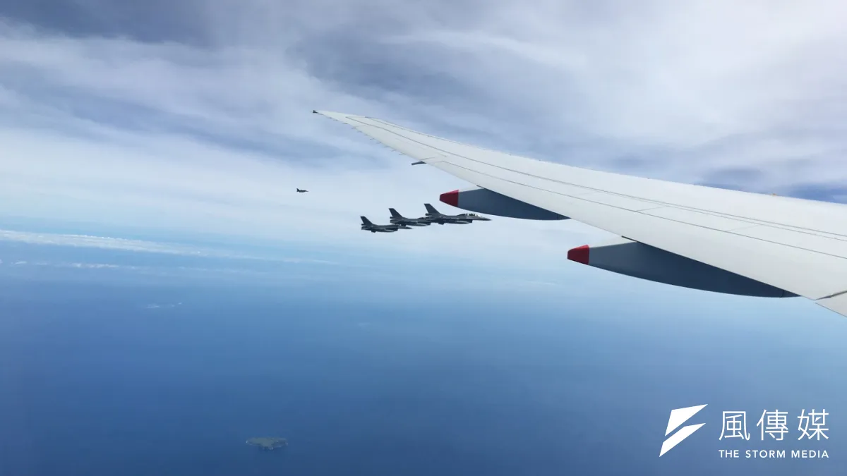 總統蔡英文出訪雙巴,F16戰機伴飛。(顏振凱攝)