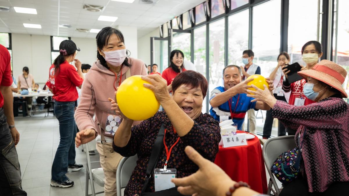 中化返鄉辦童樂會 長壽公園老幼共融暖翻樹林