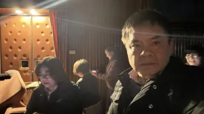 民進黨立委夜半破窗闖入立法院議場。(取自立委莊瑞雄臉書)