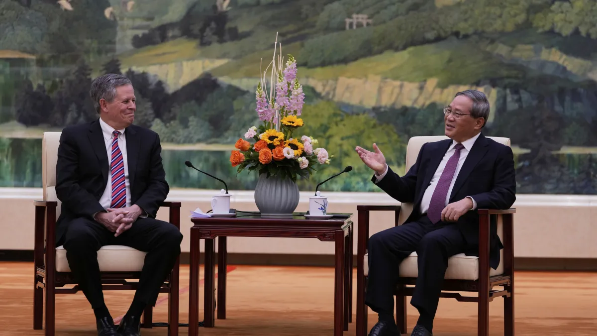 美國親川普參議員戴恩斯23日與中國國務院總理李強會面,美方要求中國阻斷芬太尼前體流出,為川普與習近平會面鋪路。(美聯社)
