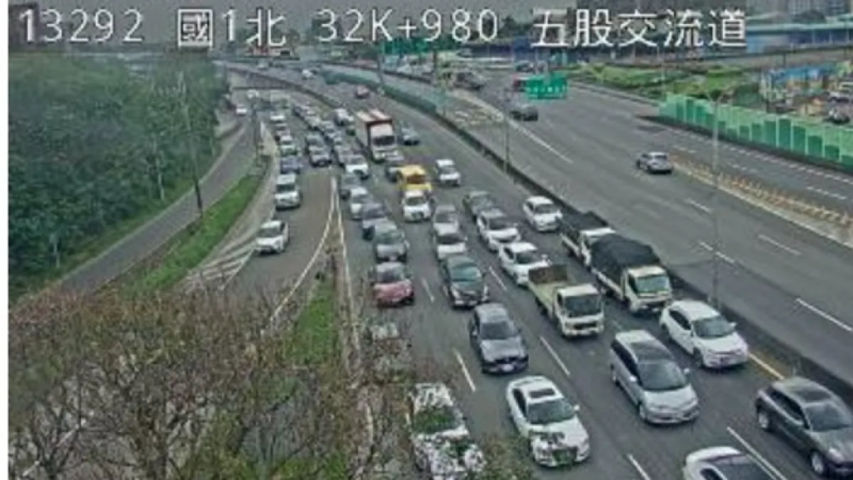 228連假首日,國道多處出現壅塞。(圖/翻攝自高公局網站)