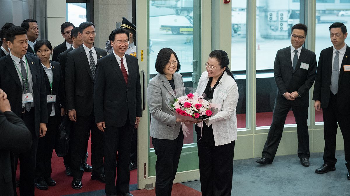 蔡英文總統返抵國門時表示,在國家利益之前,沒有朝野之分,只有為台灣永不懈怠的努力。(總統府提供) 蔡英文總統返抵國門時表示,在國家利益之前,沒有朝野之分,只有為台灣永不懈怠的努力。(總統府提供)