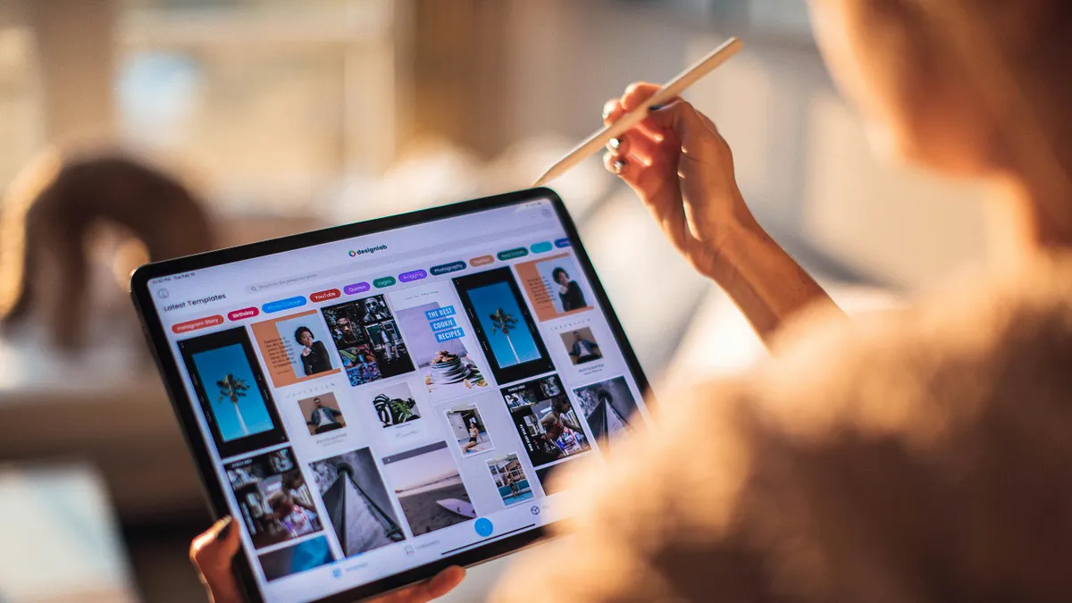 根據通路業者最新公布的 2025 年台灣暢銷平板排行榜,最受國人喜愛的前三名型號竟然全數「萬元有找」,顯示實用性與價格比依然是市場的主流考量。(示意圖/取自pexels)