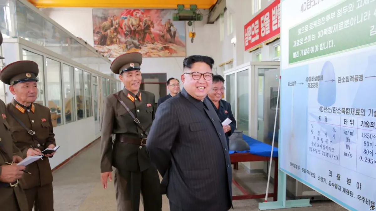 北韓領導人金正恩訪問平壤國防科學院化學材料研究所。(美國之音)