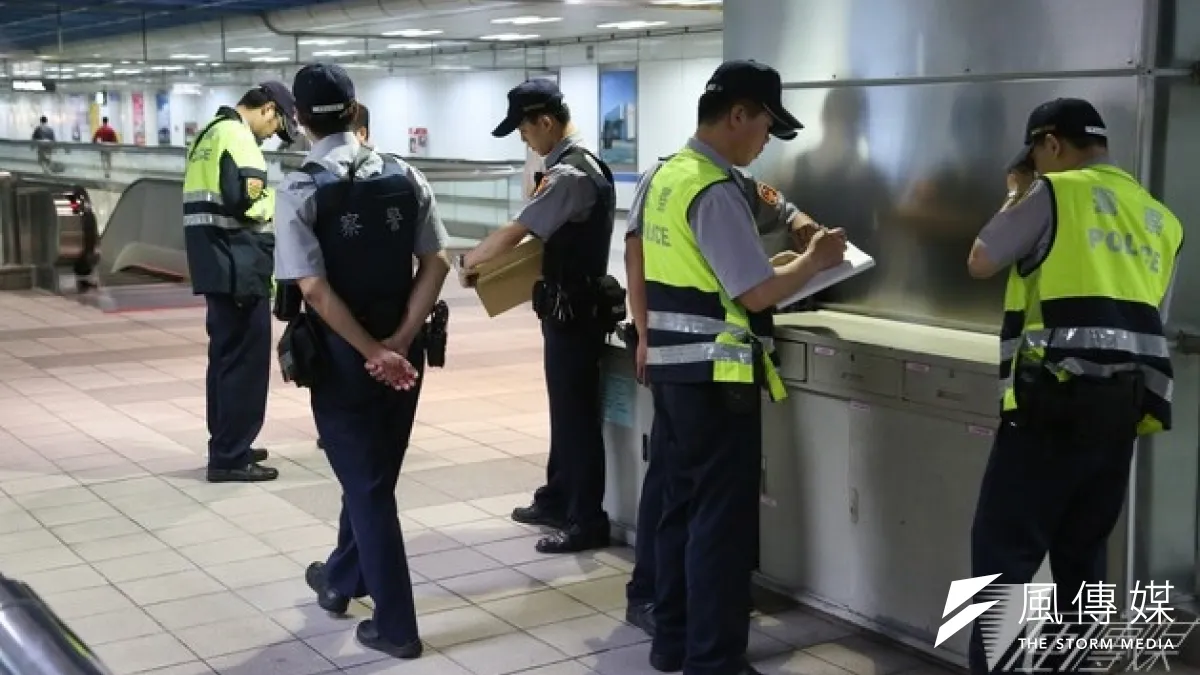 台北市長郝龍斌表示,未來捷運駐警將成為永久性措施。圖為江子翠站發生隨機殺人事件後,警力佈署狀況。(余志偉攝)