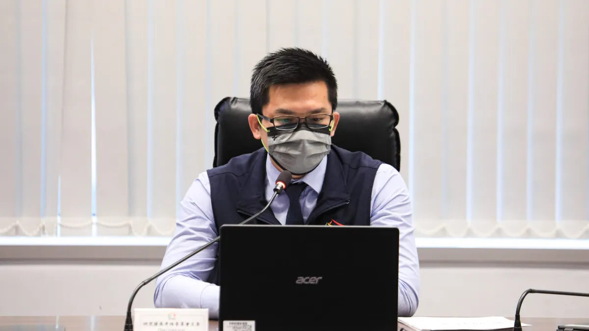 台中市政府研考會主委吳皇昇在市政會議中進行「台中青諮會推動成果及未來展望」專案報告。(圖/台中市政府)