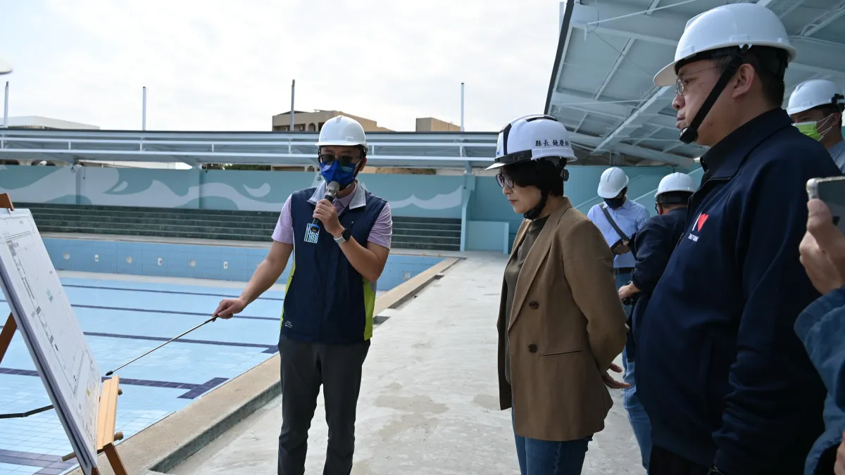 台東縣長饒慶鈴視察游泳池工程進度,希望暑假前開放供縣民使用。(圖/臺東縣政府教育處提供)