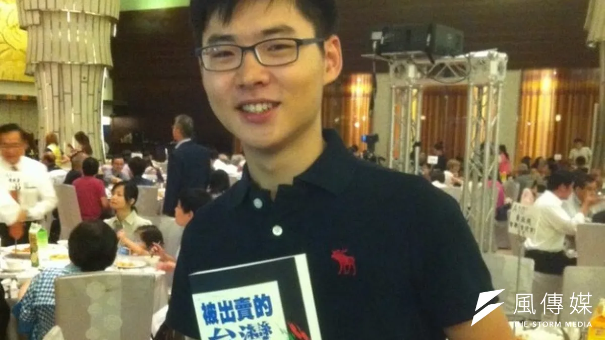中山大學社會系一年級學生顏銘緯26日晚買了《被出賣的台灣》,拿書丟總統馬英九。(顏振凱攝)