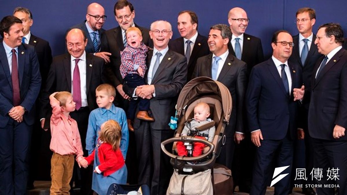 歐洲理事會主席范榮佩(中)抱著孫子與歐盟多國領袖合照(美聯社) 歐洲理事會主席范榮佩(中)抱著孫子與歐盟多國領袖合照(美聯社)