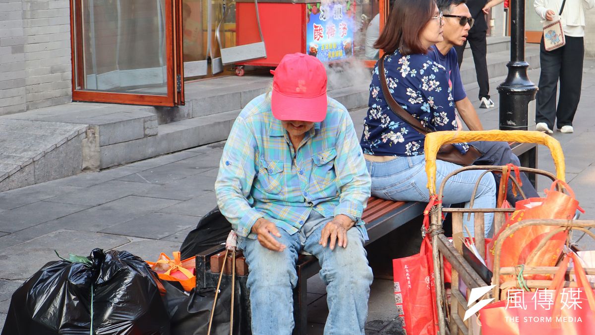 一位曾任公立中學校長的退休教師領取鉅額退休金後,卻因「1習慣」花光積蓄,最終被迫回到學校擔任工友。(示意圖/馬安妮攝) 一位曾任公立中學校長的退休教師領取鉅額退休金後,卻因「1習慣」花光積蓄,最終被迫回到學校擔任工友。(示意圖/馬安妮攝)