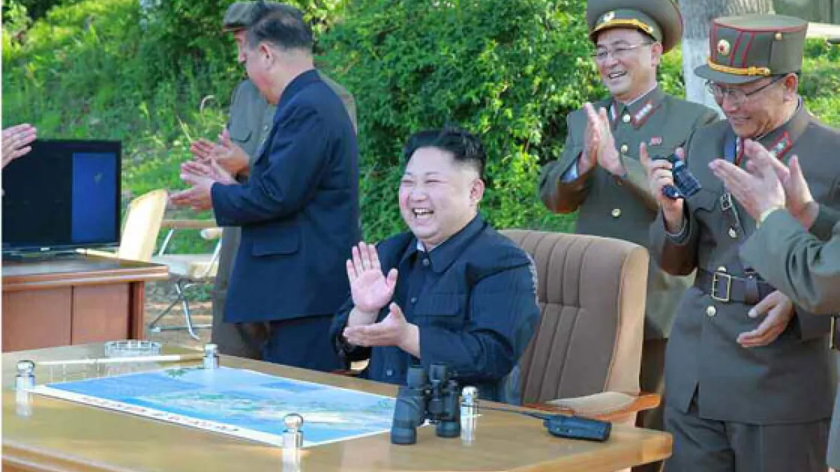 金正恩在現場視察「北極星二型」彈道飛彈試射。(勞動新聞)