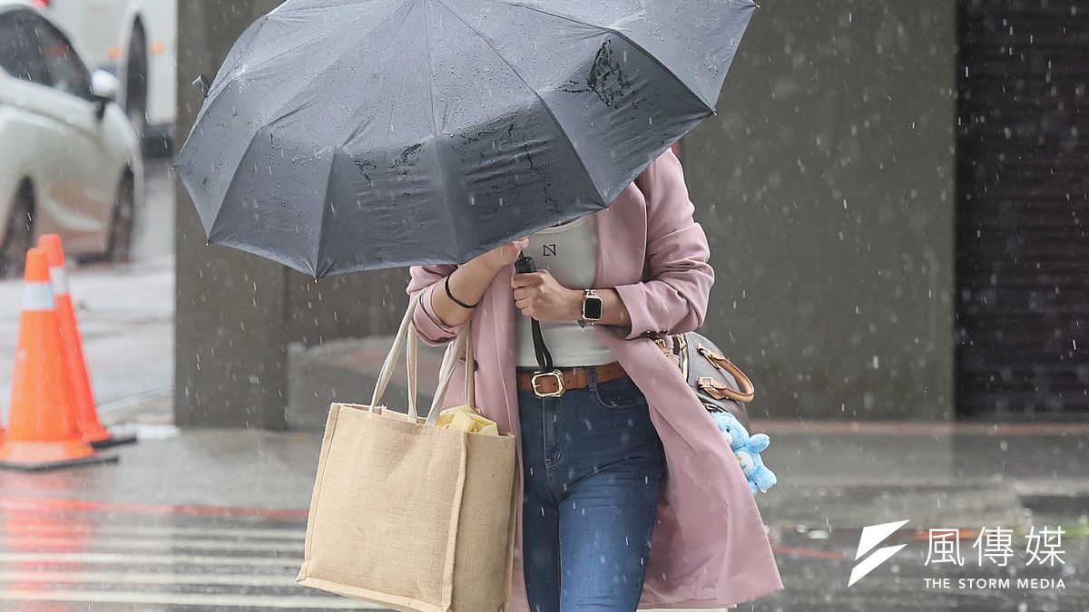 天兔颱風周五在巴士海峽,隨後進入台灣東南方海面,北上前進琉球群島的機率最高,預估周五到周六最接近,北上過程暴風圈有觸陸的可能。(圖/柯承惠攝) 天兔颱風周五在巴士海峽,隨後進入台灣東南方海面,北上前進琉球群島的機率最高,預估周五到周六最接近,北上過程暴風圈有觸陸的可能。(圖/柯承惠攝)