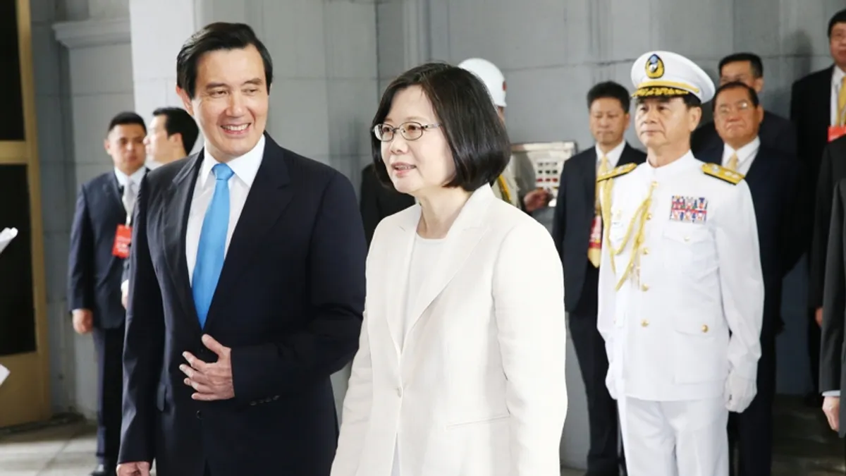 雙英出訪若能彼此祝福就好了。圖為七年前蔡英文就職典禮-蔡英文送馬離開總統府,自此一別,雙英再無溝通。(台北市攝影記者聯誼會提供