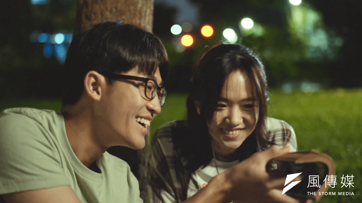 女科學家Ava大學時跟學長Isaac慶祝自己的生日,《下一步,AI。Next,愛》。(圖/取自國研院) 女科學家Ava大學時跟學長Isaac慶祝自己的生日,《下一步,AI。Next,愛》。(圖/取自國研院)