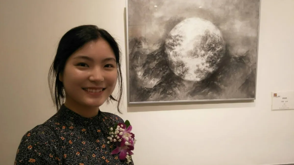 聚集法美韓陸台創作的2018國際藝術交流展即日登場,圖為韓國新秀藝術家康倫禎與其作品〈月色山水〉。(圖/長流當代美術館提供)