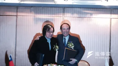亞東關係協會會長邱義仁與日本交流協會會長大橋光夫簽署《台日語言教育交流合作備忘錄》、《台日產品安全領域交流合作備忘錄》。(石秀娟攝)