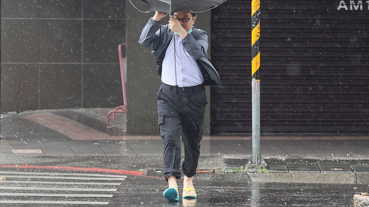 鳳凰颱風會停班停課嗎?最新路徑/觸陸時間/本周天氣一次看!5縣市暴風侵襲率破90%