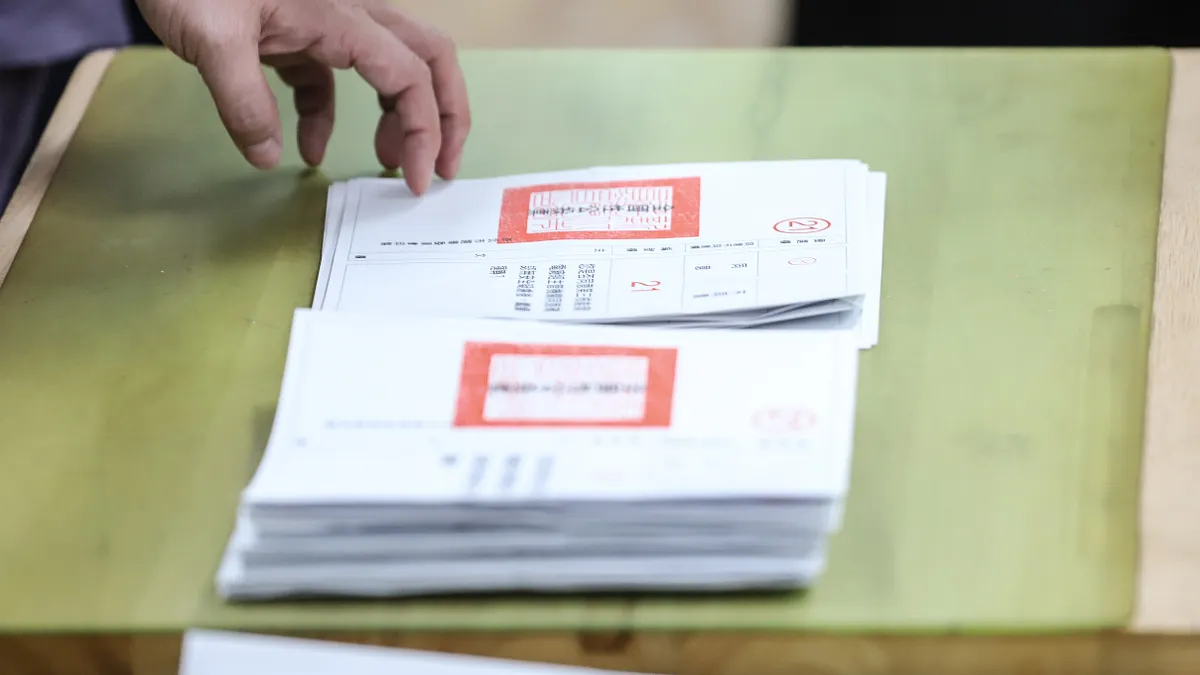 立委罷免與核三延役公投開票畫面。(陳品佑攝) 立委罷免與核三延役公投開票畫面。(陳品佑攝)