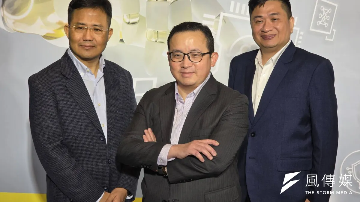 擷發科公開AI設計平台AIVO,宣布與Axelera AI策略合作。圖為擷發科業務副總王俊凱(左起)、董事長楊健盟、技術長吳展良。(魏鑫陽攝)