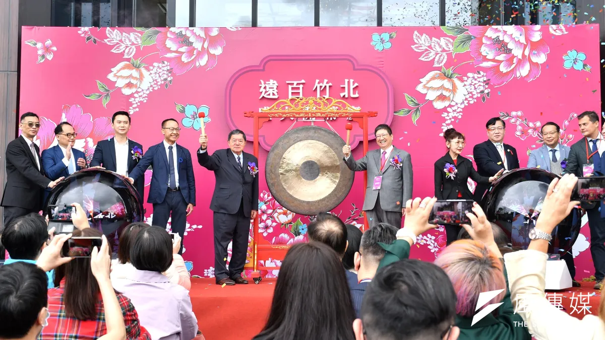 新竹縣政府與遠東集團攜手合作,遠百竹北經過一年試營運後,11日正式開幕營運。(圖/方詠騰攝)